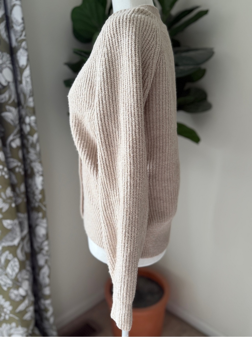 Amazon Essentials Beige Ribbed V-Neck Button Cardigan - Picture 2 of 6